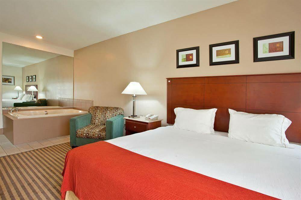 Express And By Ihg 3* Three Rivers